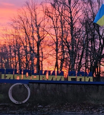 &quot;Передали подарок&quot;: в Мариуполе взорвали автомобиль одного из российских &quot;полициантов&quot;