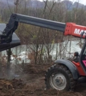 На Тячівщині паводок зруйнував частину дамби: на місті виконали першочергові заходи
