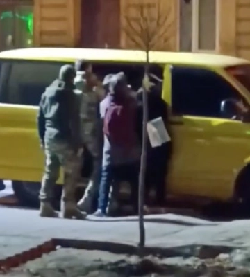 Забороняли людям відеозйомку: У Львові працівники ТЦК “запакували” чоловіка в машину та відвезли