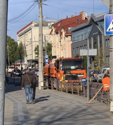 У центрі Луцька латають дорогу 