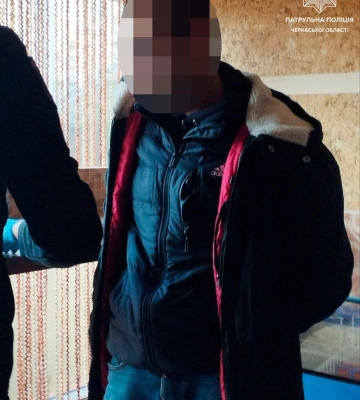 Черкаські патрульні за відео з камер спостереження знайшли ймовірних крадіїв