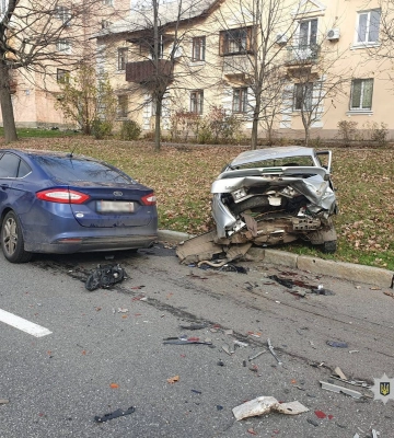 В Харькове столкнулись два автомобиля: пожилой водитель – в больнице 