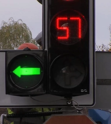 Не всі водії орієнтуються: У Рівному по-новому працює світлофор біля автовокзалу (ВІДЕО)