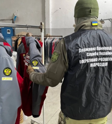 Шили куртки для збірної рф: у МВС показали відео обшуку підприємства, яке працювало на окупантів