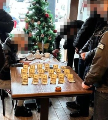 За $4000 обіцяв виготовити фіктивний дипломатичний паспорт для виїзду за кордон: суд покарав чоловіка