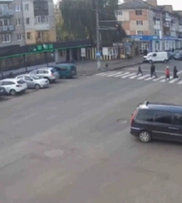 У Луцьку на Грушевського Ford задом втаранився у Citroen: показали момент ДТП (відео)
