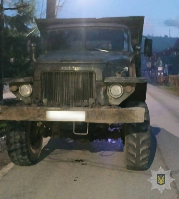 П’яна матір випустила на дорогу: на Закарпатті під колесами &quot;Уралу&quot; загинула дитина