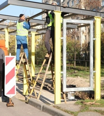 Зручність людей під час очікування громадського транспорту: на просп. Героїв оновлюють зупинковий комплекс