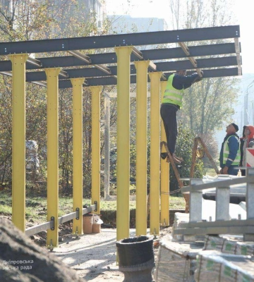 Зручність людей під час очікування громадського транспорту: на просп. Героїв оновлюють зупинковий комплекс