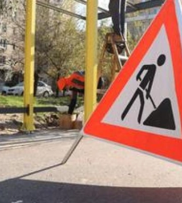 Зручність людей під час очікування громадського транспорту: на просп. Героїв оновлюють зупинковий комплекс