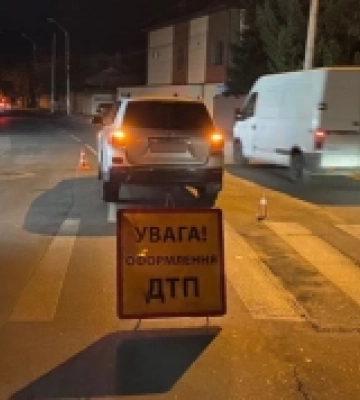 В Одесі автівка збила матір з немовлям та семирічною донькою: вони у лікарні