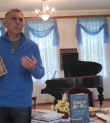 У Звягелі Сергій Козак презентував свою книжку про Лесю Українку