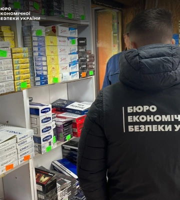 В Одеській області викрили нелегальну мережу продажу сигарет: продавчиня підпалила товар