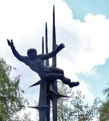 У Львові демонтують «пам’ятник Терешковій»