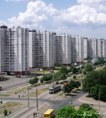 У Дніпрі прикрасили під’їзд малюнками з персонажами “Аліси в країні Чудес”