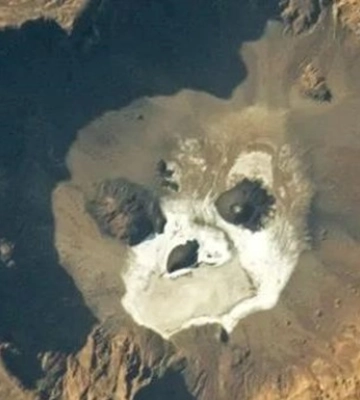 NASA показало "моторошне" фото кальдери у формі черепа