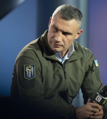 Сильні вибухи пролунали на лівому березі Києва. За попередньою інформацією, ППО спрацювало по балістиці - Кличко