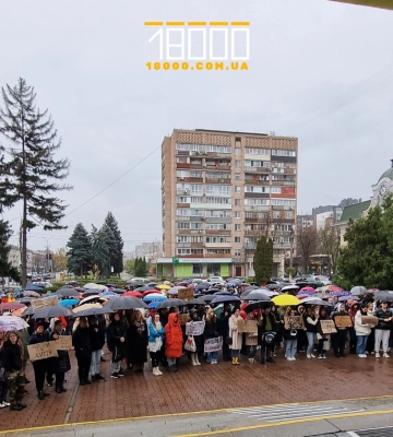 “Хочу ходити по вільній землі, а не по новій бруківці”, – у Черкасах вимагають більше грошей ЗСУ (ФОТО)