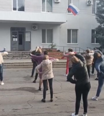 Началось в деревне утро - оккупанты под Мелитополем продемонстрировали массовый психоз (видео)