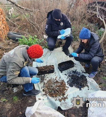 В чоловіка, що вдарив ножем підлітка на Харківщині, знайшли зброю 