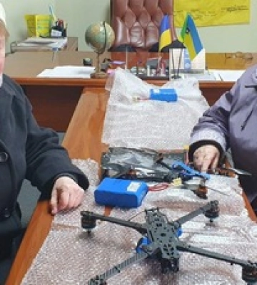 Чудові українські бабусі: дві пенсіонерки купили для бійців бойові &quot;пташки&quot;