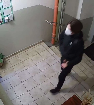 В Днепре извращенец со спущенными штанами пытался догнать девушку в подъезде
