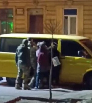 Працівників ТЦК, які заштовхали чоловіка в авто у Львові, притягнуть до відповідальності