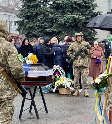 Загинув у бою півтора року тому: на Волині попрощались із Героєм України Костянтином Мрочком