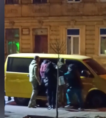 Працівники військкомату силою заштовхали чоловіка в бус: чим завершився інцидент