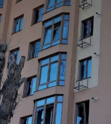 Дві жінки зазнали поранень унаслідок влучання ворожого снаряду в багатоквартирний будинок у центрі Херсону