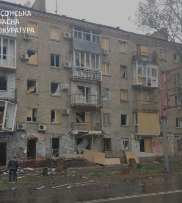 Обстріл рф середмістя Херсона: снаряд влучив в багатоквартирний будинок, є постраждалі