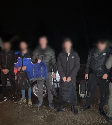 Вісім чоловіків намагались незаконно перетнути кордон на Закарпатті