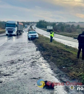 ДТП на дорозі Одеса – Мелітополь – Новоазовськ: автомобіль зім’яло, двоє людей загинули
