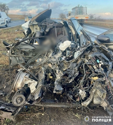 ДТП на дорозі Одеса – Мелітополь – Новоазовськ: автомобіль зім’яло, двоє людей загинули
