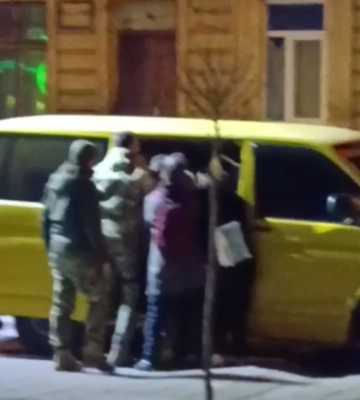 У Львівському ТЦК визначили відповідальних за інцидент з цивільним, якого силоміць запхали в авто