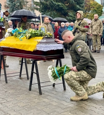 Тіло шукали два роки: Нововолинська громада попрощалася з воїном Костянтином Мрочком 