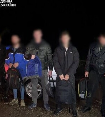 Вісім чоловіків намагались незаконно перетнути кордон на Закарпатті