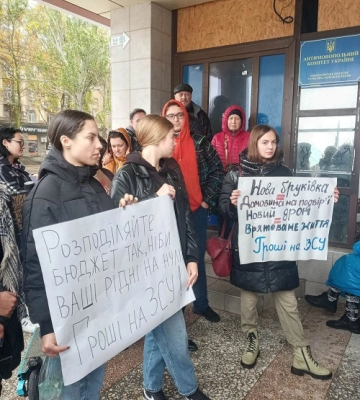 &quot;Аби влада переспрямувала витрати&quot;. У Миколаєві відбулася акція &quot;Гроші на ЗСУ&quot;