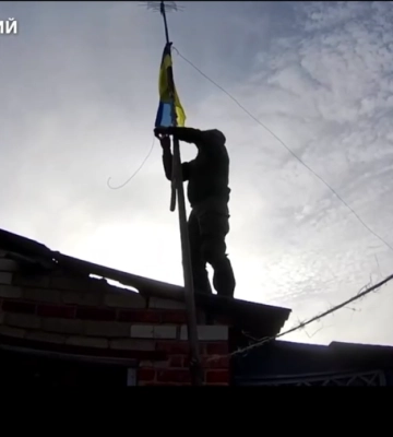 Украинский флаг подняли в поселке Тополи в «серой зоне» на Харьковщине (видео)