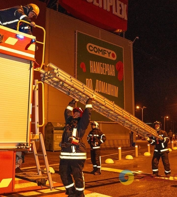 У ТРЦ «Рів`єра» сталася пожежа – загорілася рекламна вивіска (фото, відео)