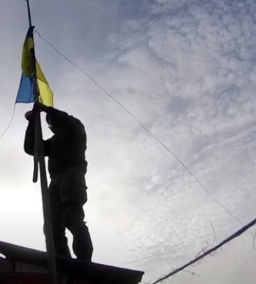 Пограничники подняли флаг Украины в &quot;серой зоне&quot; в Харьковской области