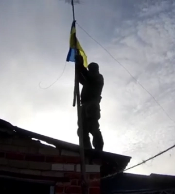Сіра зона: У Тополях на Харківщині підняли український стяг – відео