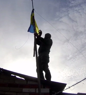 Серая зона: В Тополях Харьковской области подняли украинский флаг – видео