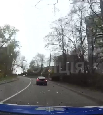 У Києві притягнули до відповідальності водія авто Tesla, який виїхав на смугу громадського транспорту