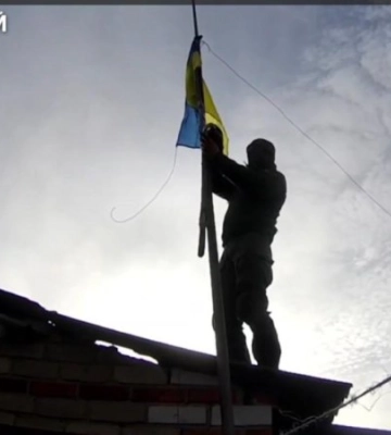 Серая зона: В Тополях Харьковской области подняли украинский флаг – видео
