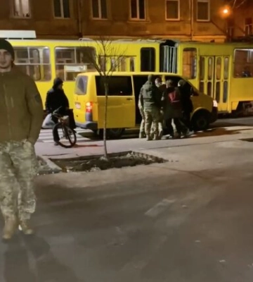 Львівський ТЦК покарає співробітників, які заштовхали чоловіка в авто