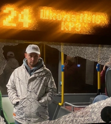 У Луцьку малолітні хулігани жбурнули камінь у вікно маршрутки з пасажирами (фото, відео)