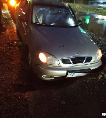 У Миколаєві автомобіль застряв у вимитій дощем ямі