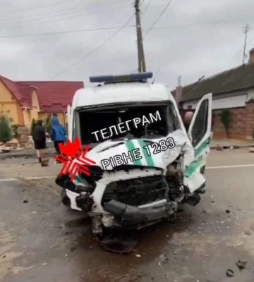 Зіткнулися легковик та інкасаторське авто - моторошна ДТП на Рівненщині