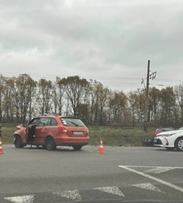 Біля Луцька – ДТП за участю двох авто: один легковик злетів у кювет, є постраждалі